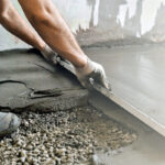 Как залить бетонную стяжку и что при этом нужно учитывать?
